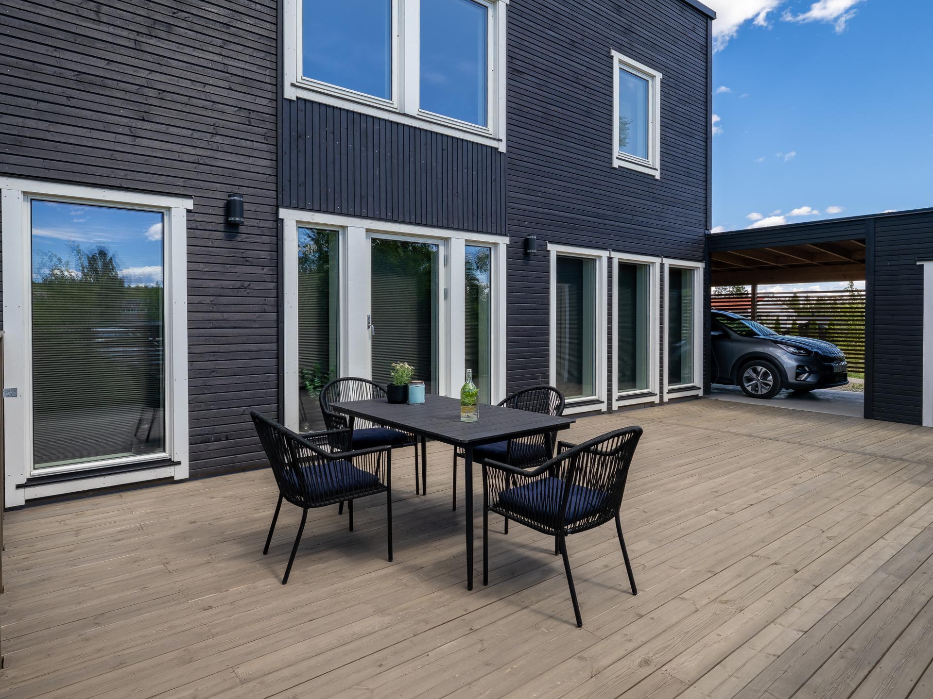 Fra stuen er det direkte utgang til en stor, sørvendt terrasse på 41 m².. Bilde nummer 3 av 3