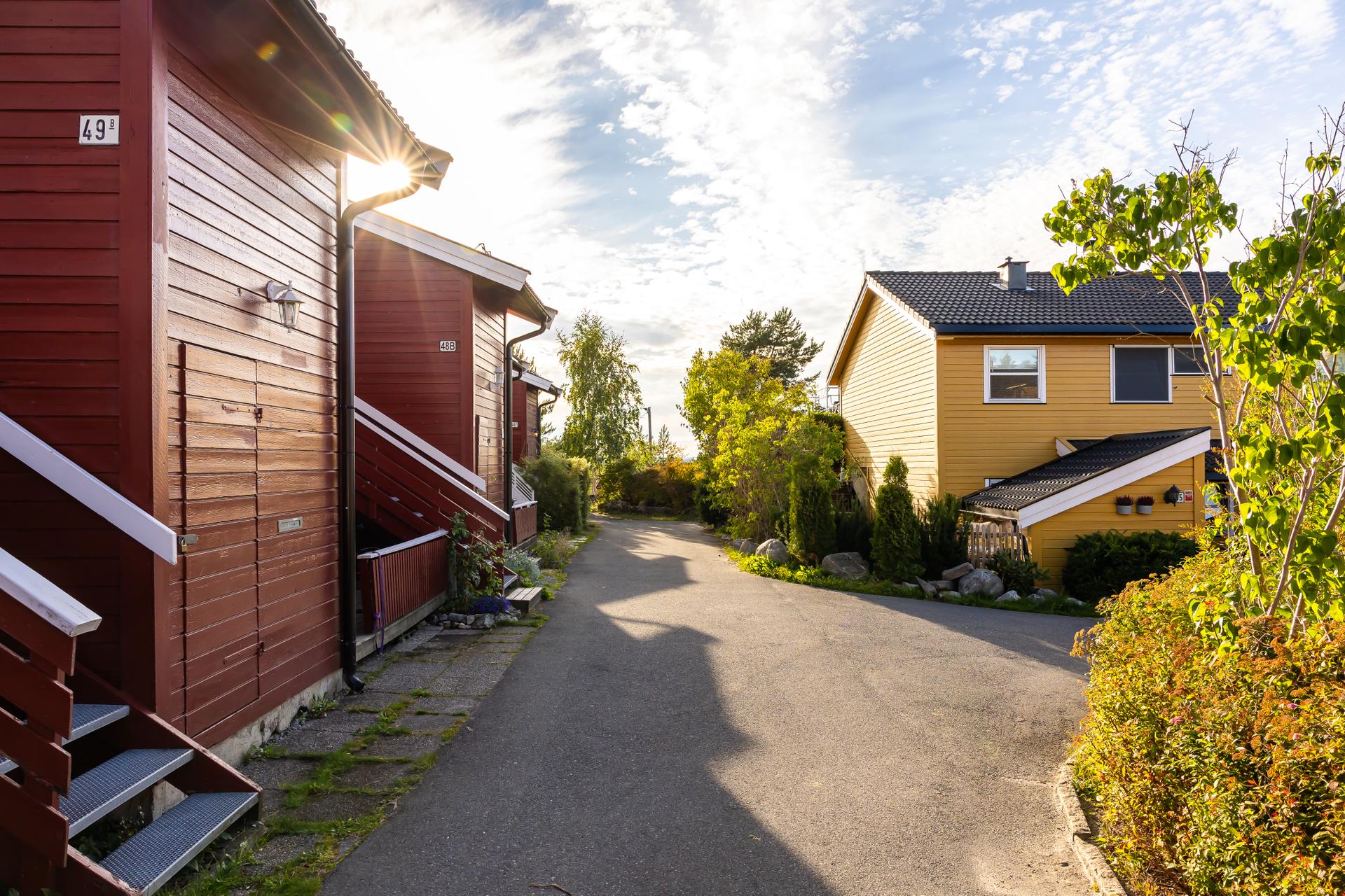 Her bor du med sydvendt balkong, hyggelig utsyn og nærhet til både fjord, skog og sentrum. . Bilde nummer 2 av 3