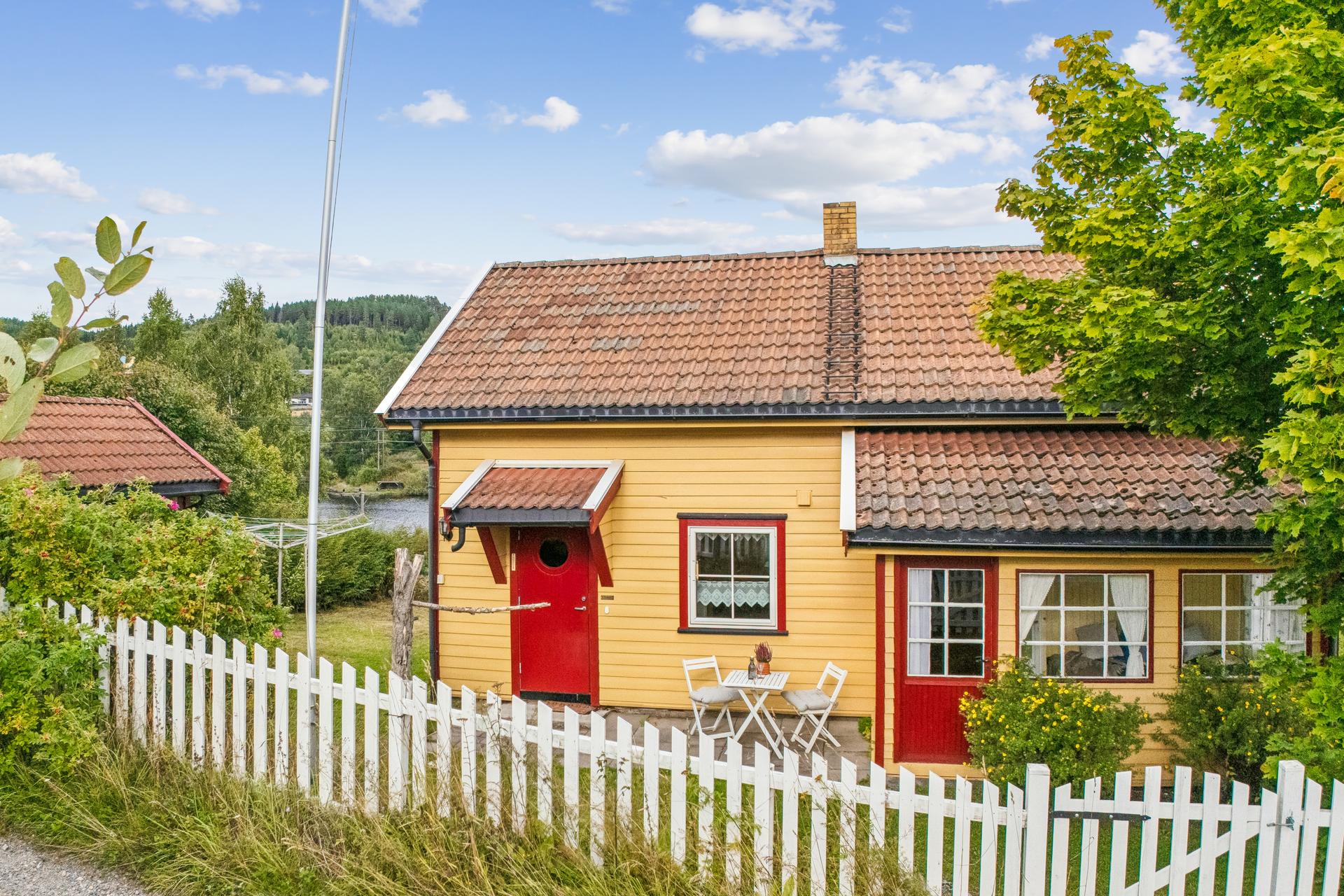 En fargerik og sjarmerende liten enebolig med røtter tilbake i tid.. Bilde nummer 2 av 3