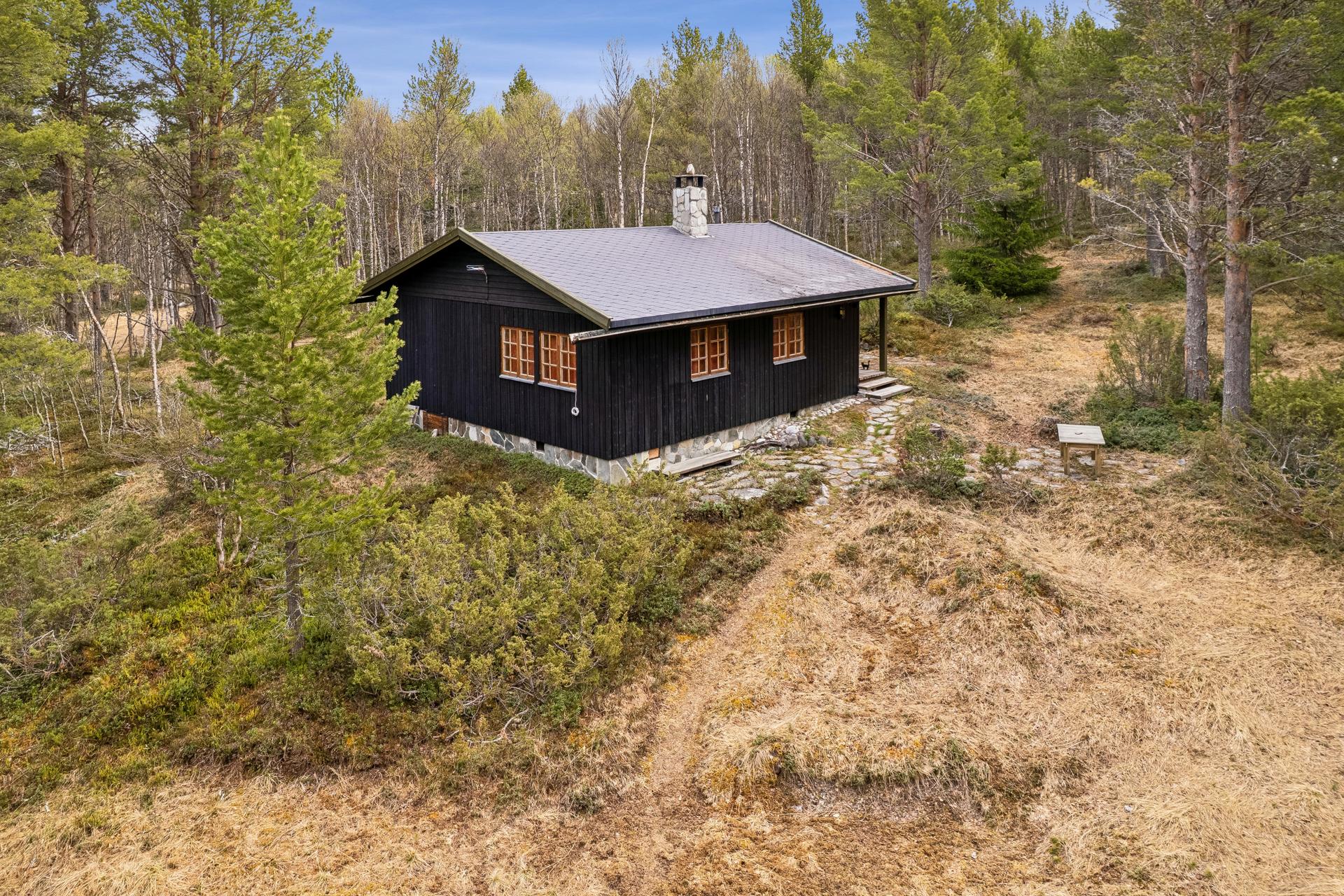 Hyggelig og lettstelt familiehytte oppført i 1973.. Bilde nummer 2 av 3