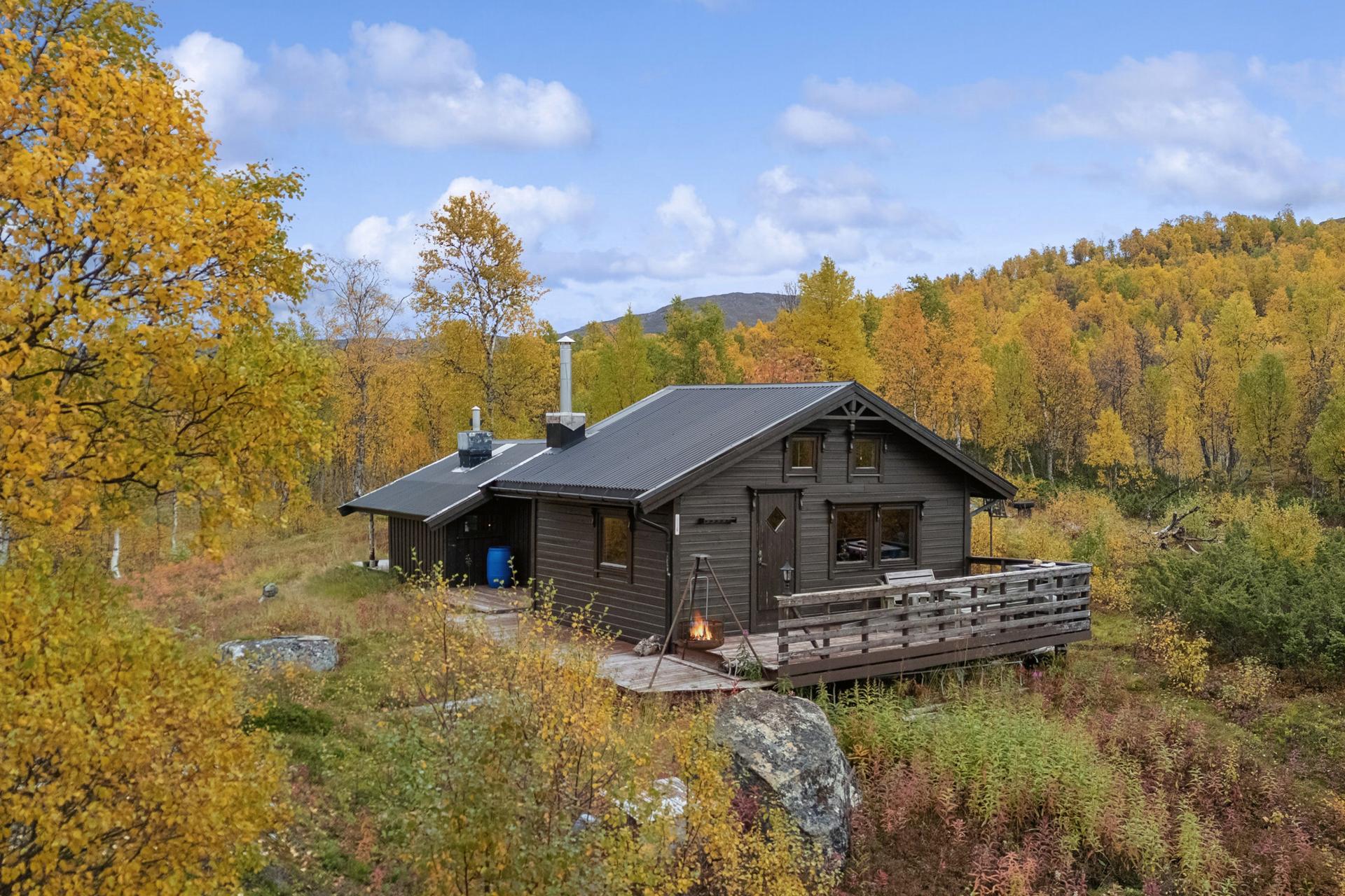Hytte innerst i vakre Kallvatnet. Frittstående bod/uthus og utedo. Solrik tomt.. Bilde nummer 2 av 3