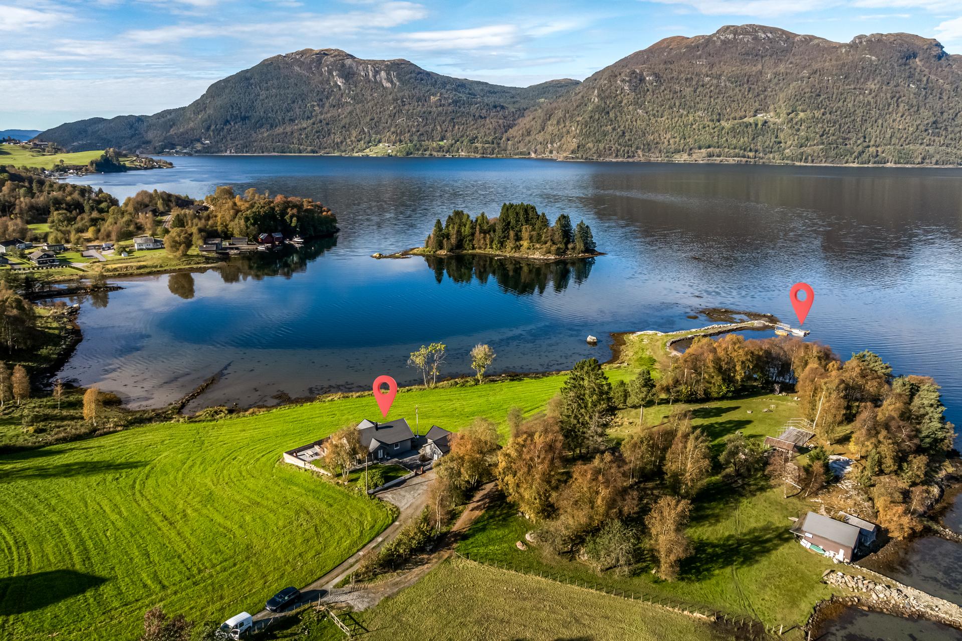 EiendomsMegler 1 v/Morten Karlsen presenterer Sørstrandsvegen 117! Lekker, nyere hytte med garasje, flytebrygge/båtplass og stor, solrik terrasse med jacuzzi!. Bilde nummer 1 av 3