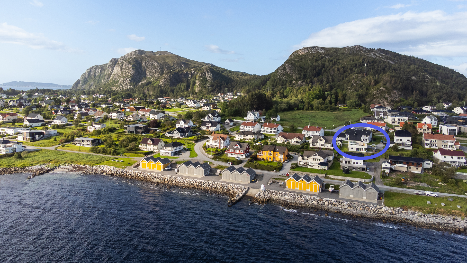 Her bor du med nærhet til sjøen, fine turområder og et trygt nabolag hvor både små og store trives.. Bilde nummer 2 av 3