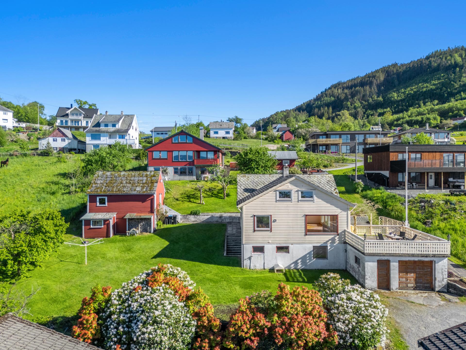Området er preget av grønne omgivelser og nærhet til sjøen.. Bilde nummer 2 av 3