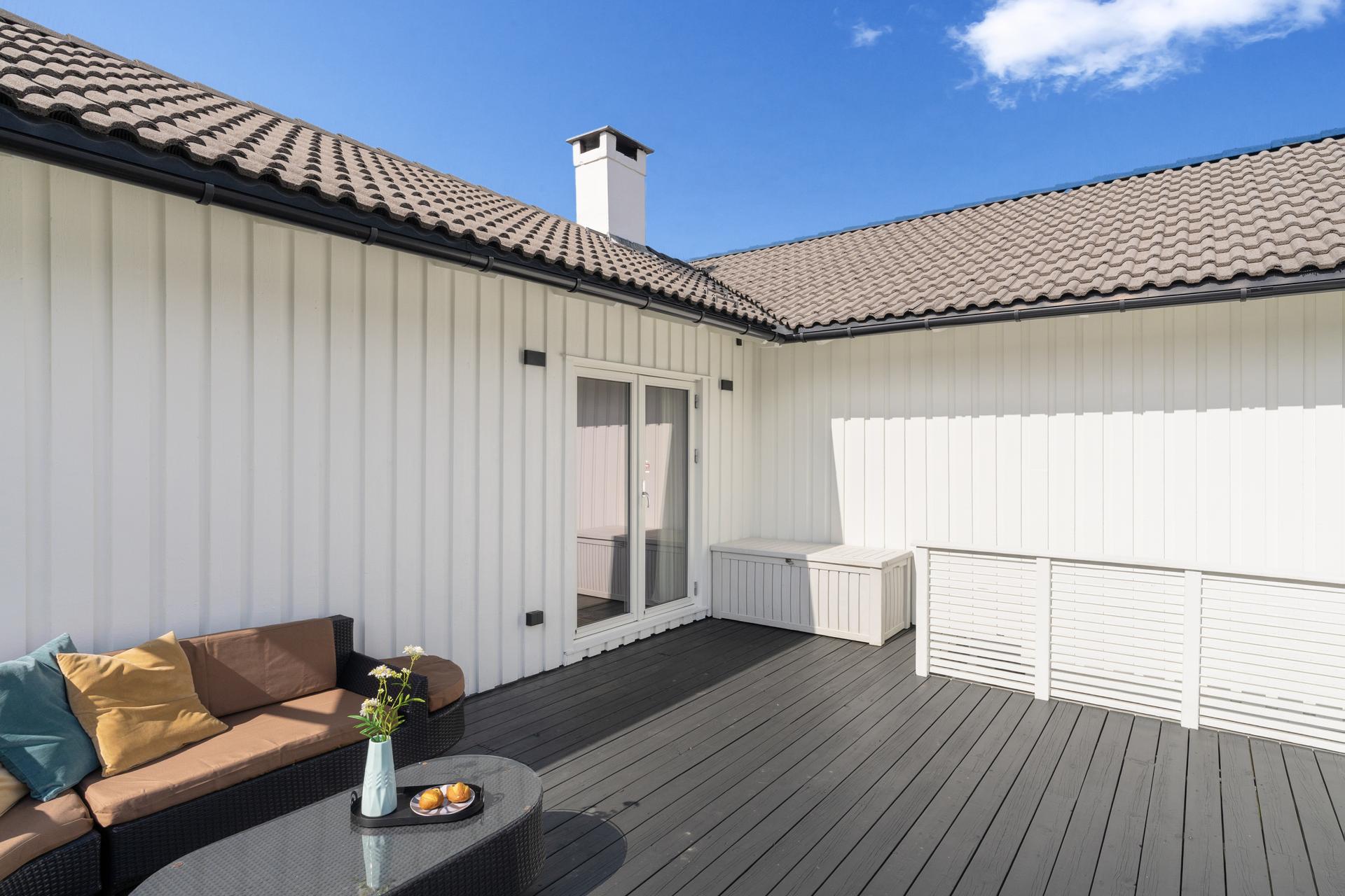 Fra stuen i andre etasje er det utgang til en romslig terrasse på ca. 26 m².. Bilde nummer 3 av 3
