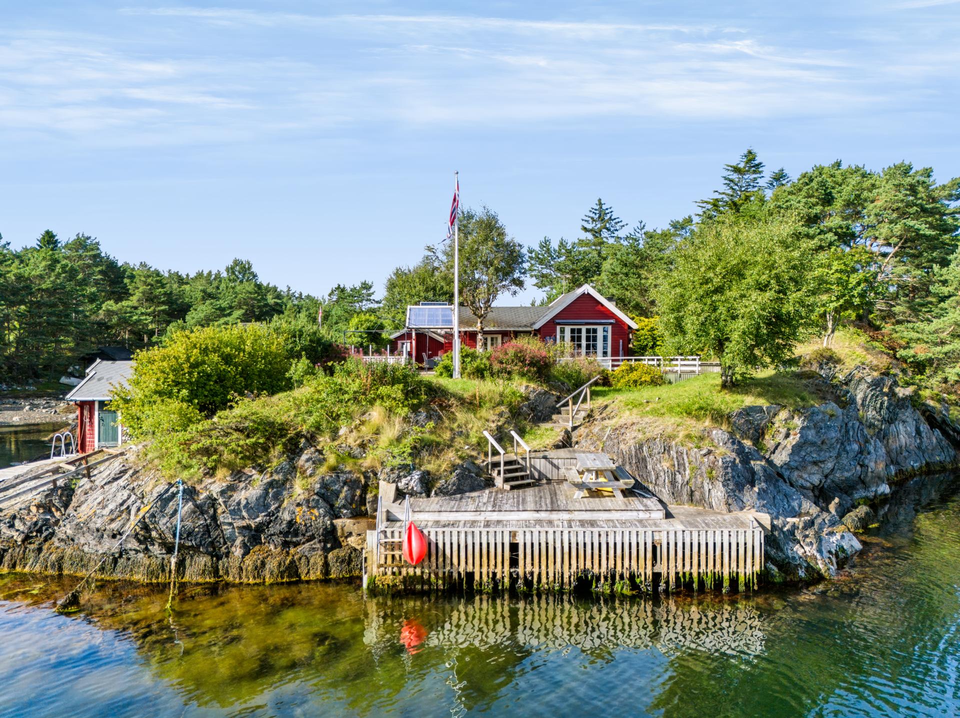 En sjelden mulighet til å få en idyllisk perle i skjærgården like ved Stord og Bømlo.. Bilde nummer 2 av 3