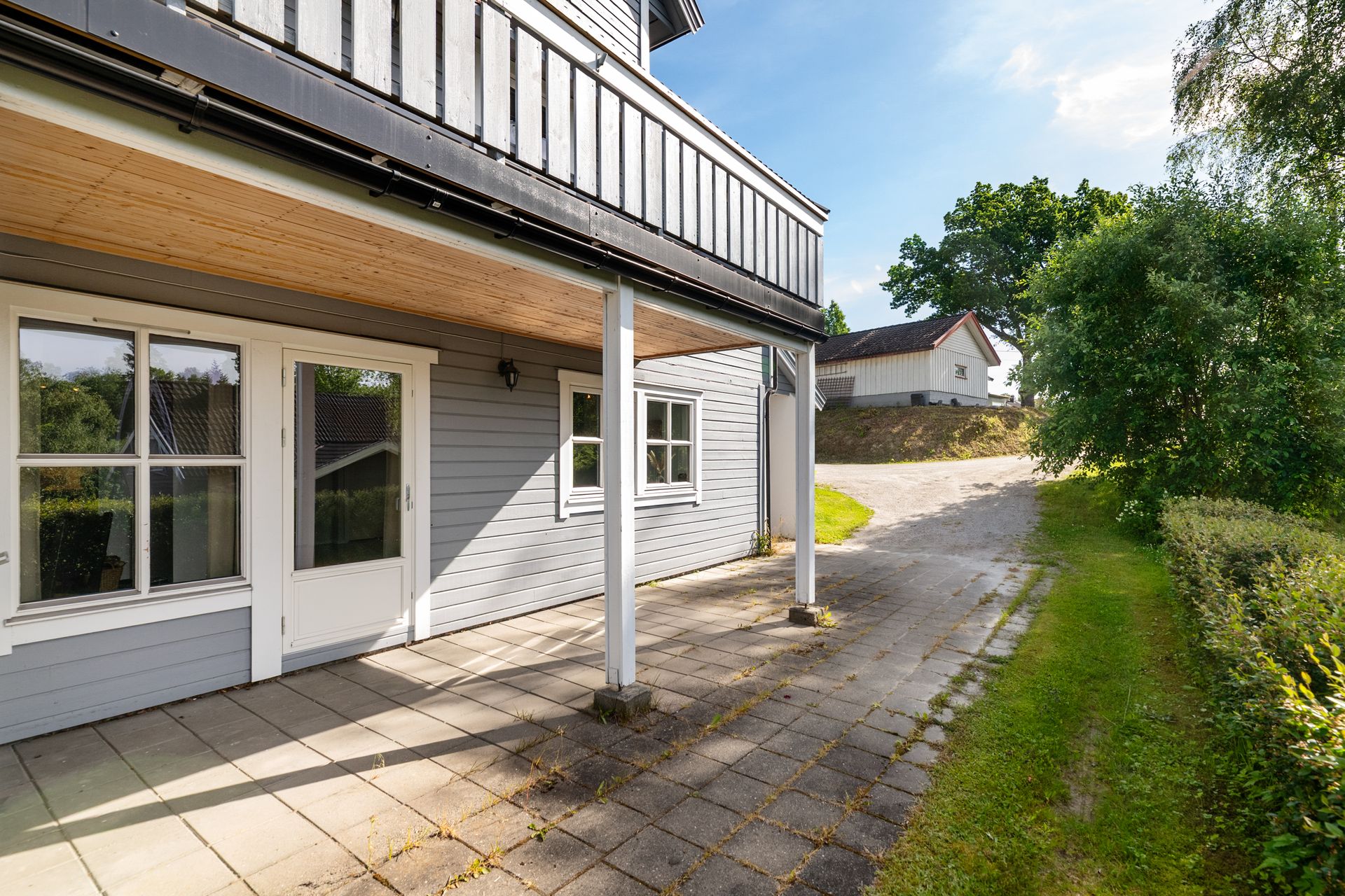 Praktisk leilighet over ett plan med en herlig, hellelagt og sørvendt uteplass.. Bilde nummer 2 av 3