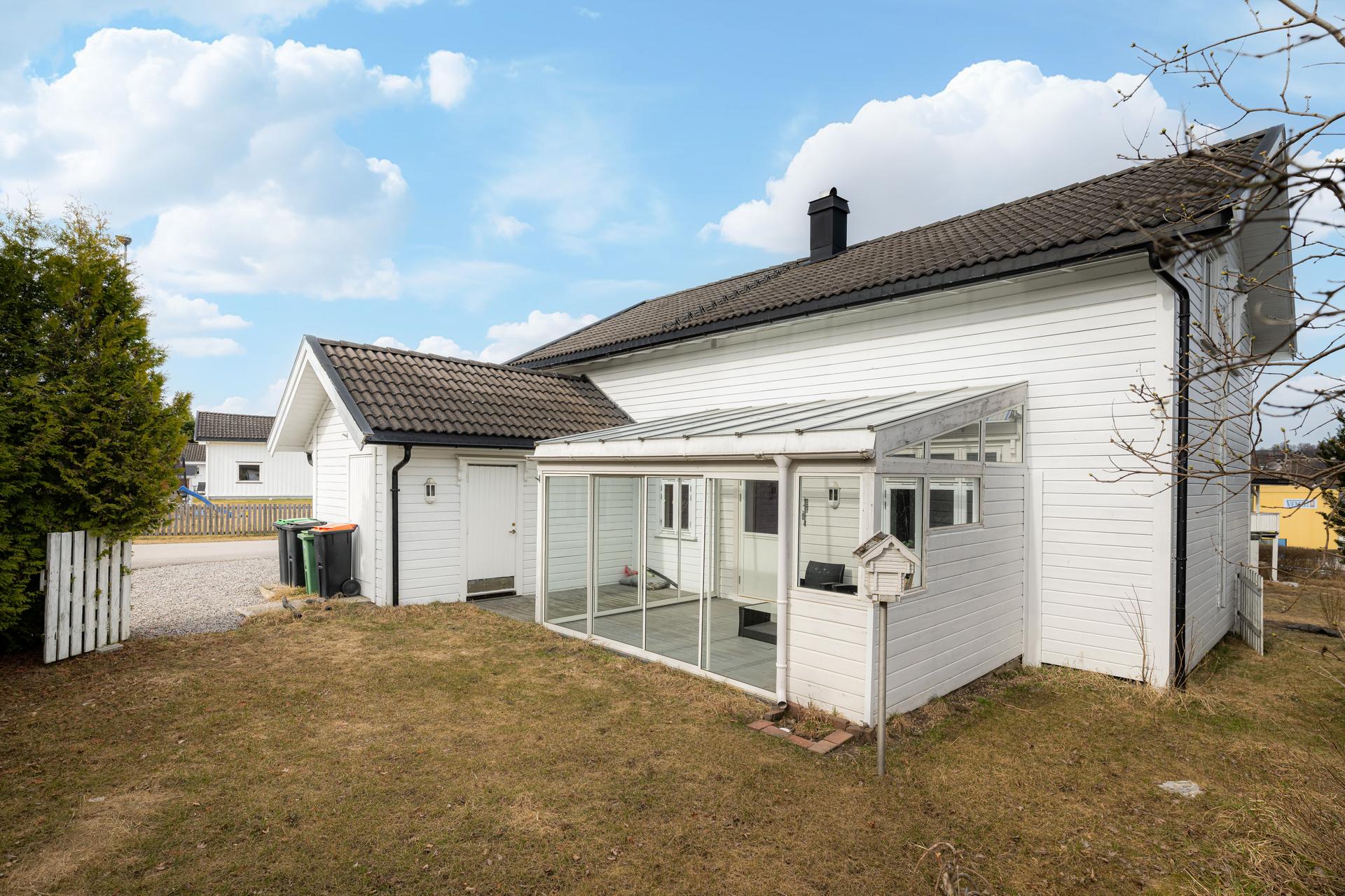 Boligen fremstår som en hyggelig, eldre enebolig tilbygget og vesentlig ombygget i 1999. Boligen har ukjent byggeår. . Bilde nummer 2 av 3