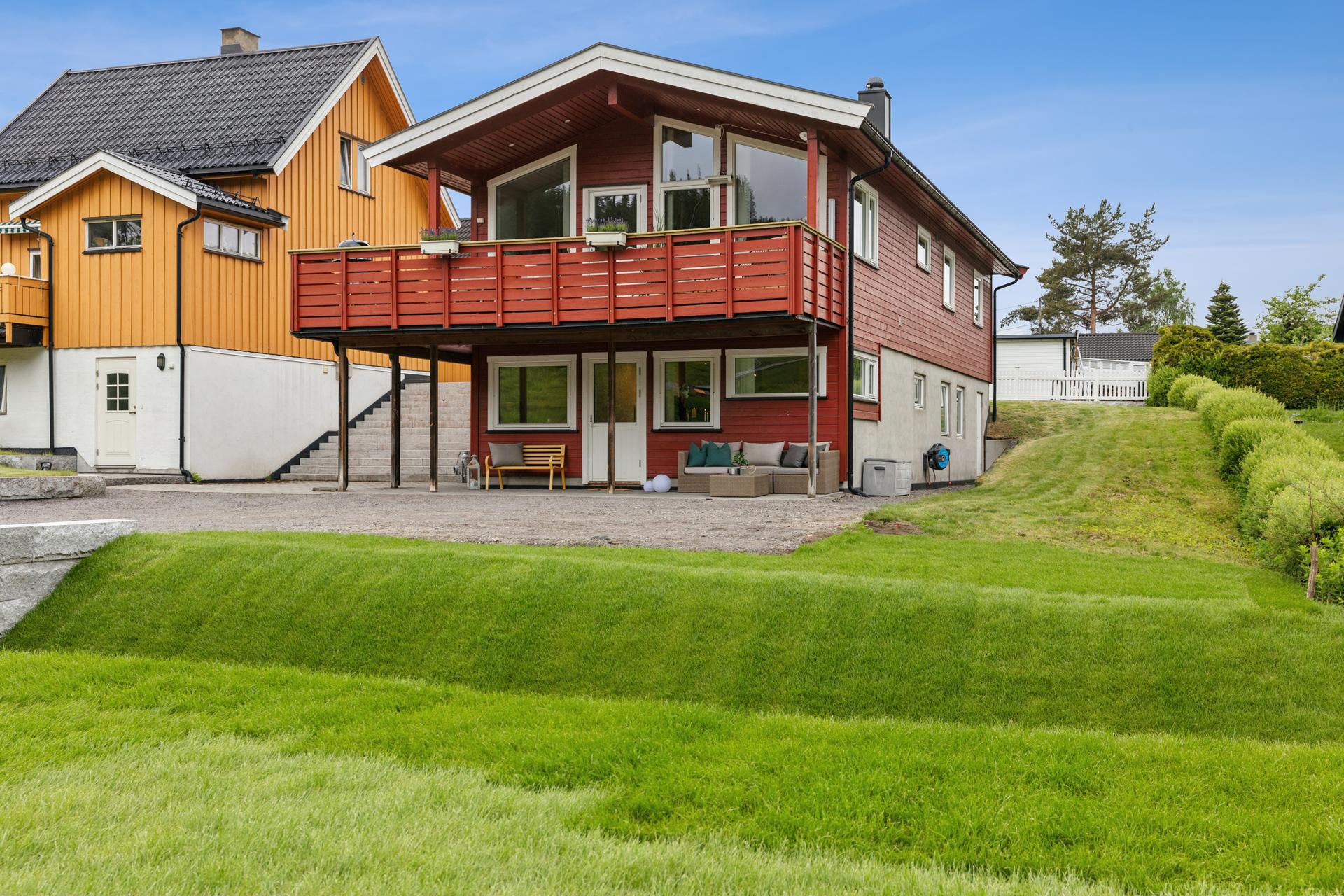 Dette er en lys og innholdsrik enebolig m/ mulighet for hybel. Eiendommen ligger rett ved Varingskollen og har kun 2 min gange til togstasjonen. Bilde nummer 2 av 3