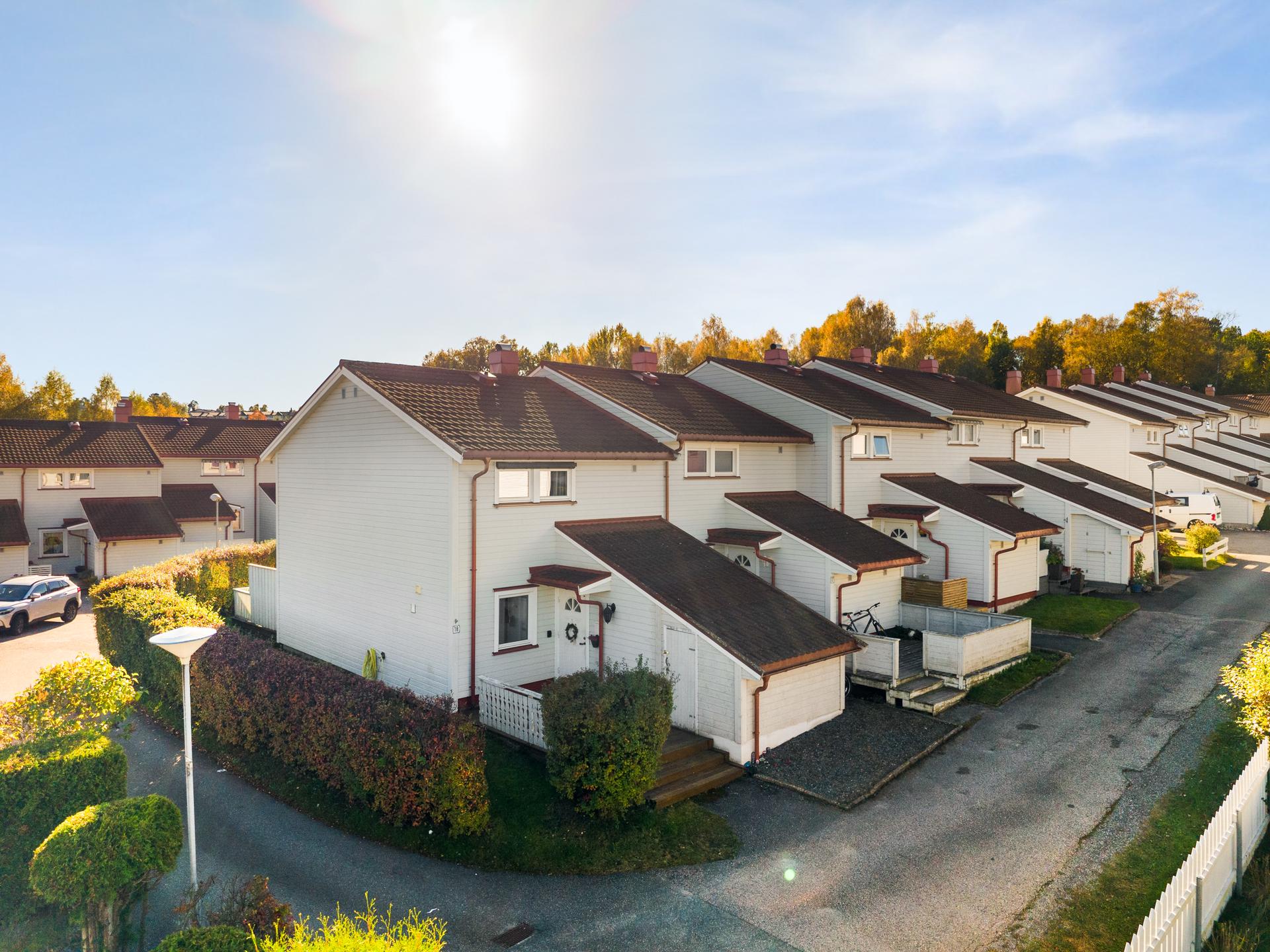 Boligen har en barnevennlig beliggenhet i et veletablert boligområde på Kongerød.. Bilde nummer 3 av 3