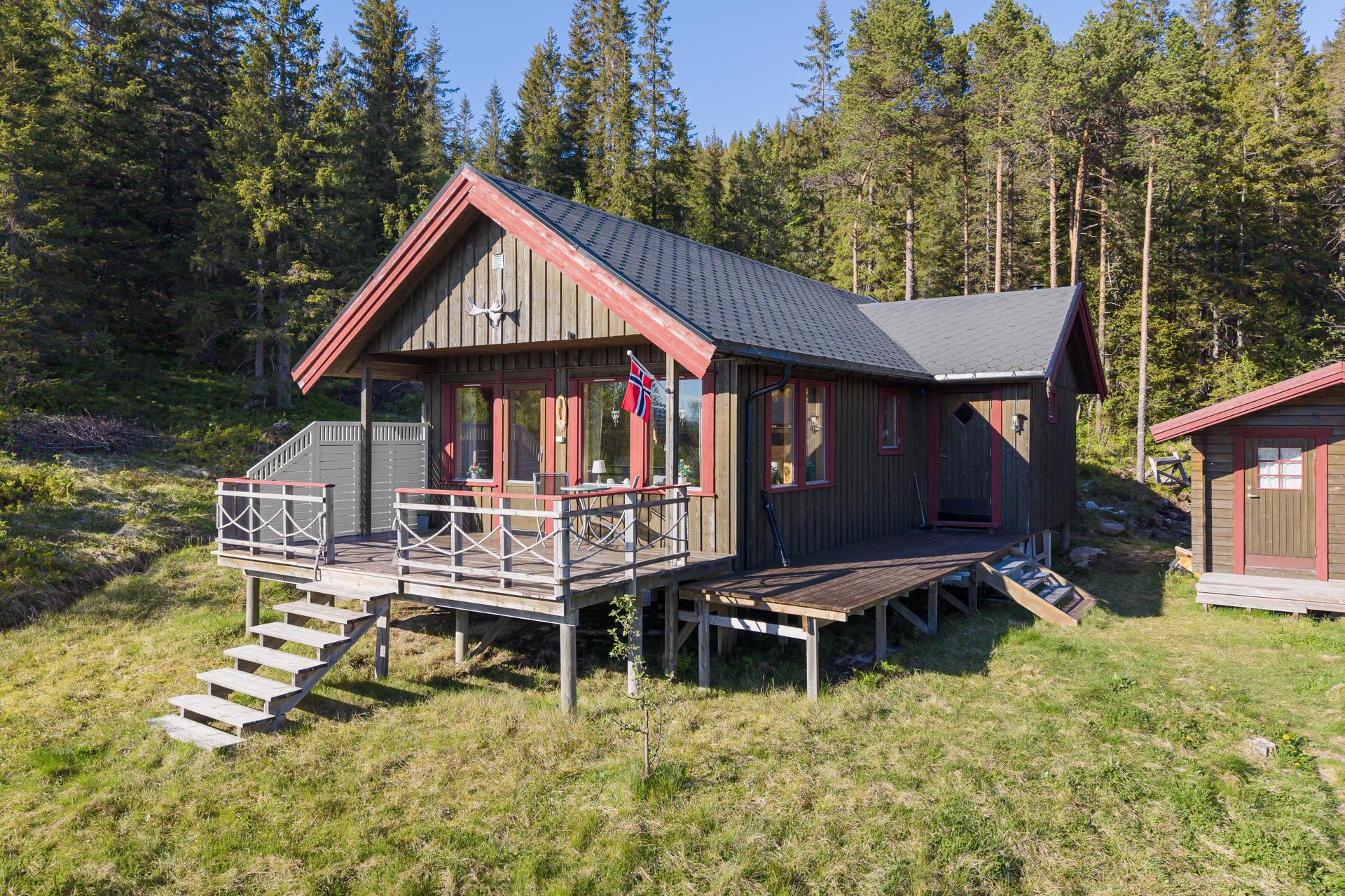 Fritidsbolig med usjenert beliggenhet og utsikt over fjorden. Anneks/uthus.  Gapahuk. Naust. Bilde nummer 2 av 3