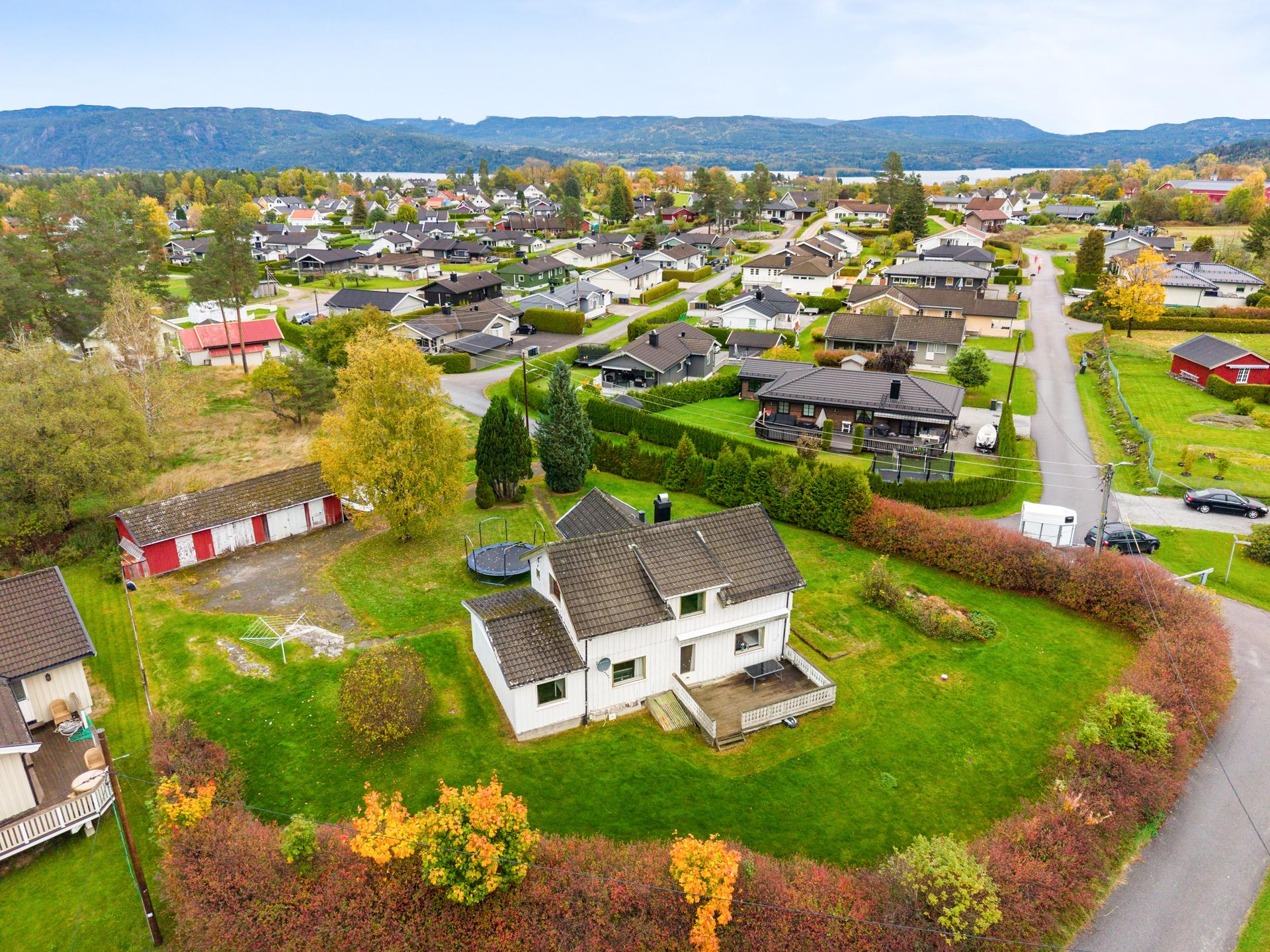 EiendomsMegler 1 v/Patrick Gulmælæ presenterer Myravegen 18 - Enebolig med stor tomt og landlig beliggenhet på Berget! 
Foto: INBOVI.. Bilde nummer 1 av 3
