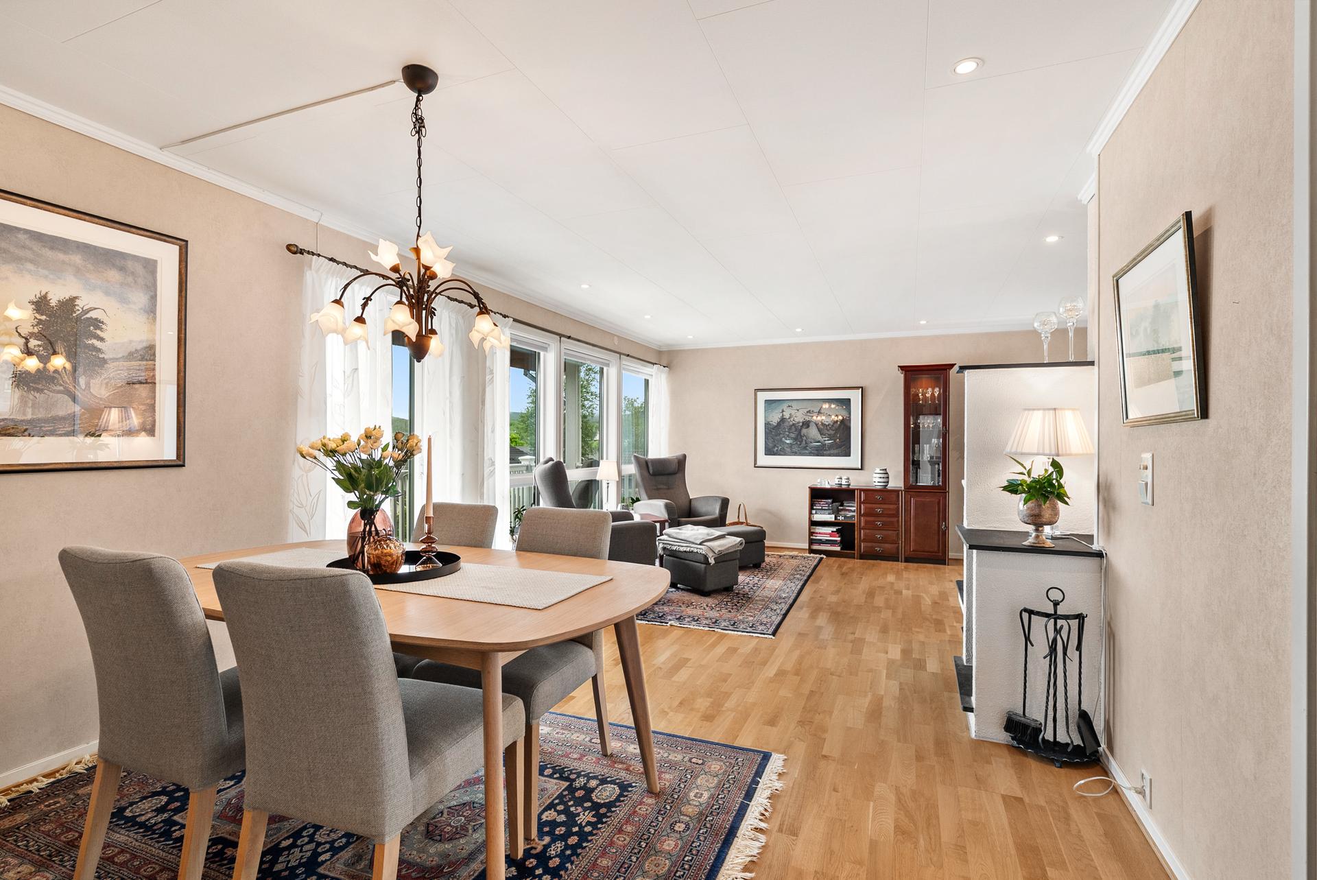 Stuen i første etasje har peis med innsats og downlights i taket montert i 2019.. Bilde nummer 3 av 3