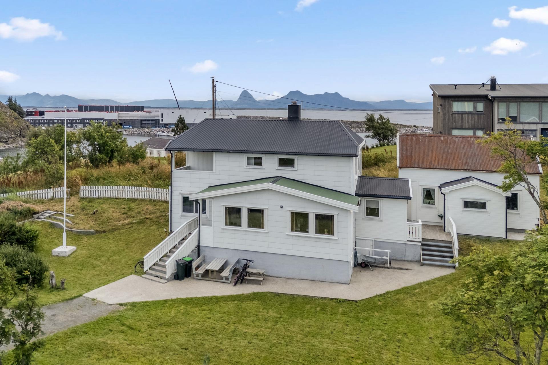 Eiendomsmegler 1 v/Gisle Kallestad har gleden av å presentere Sjyveien 38
Foto: EFKT. Bilde nummer 1 av 3
