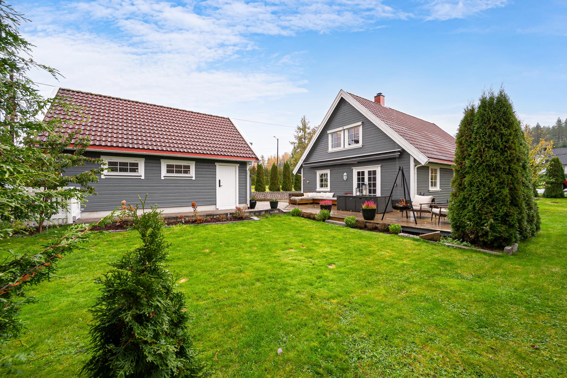 Velkommen til Jerpeveien 2! Frittliggende enebolig over to plan med store markterrasser og frittstående garasje. Foto: [Heidi Hexeberg Larsen]. Bilde nummer 1 av 3