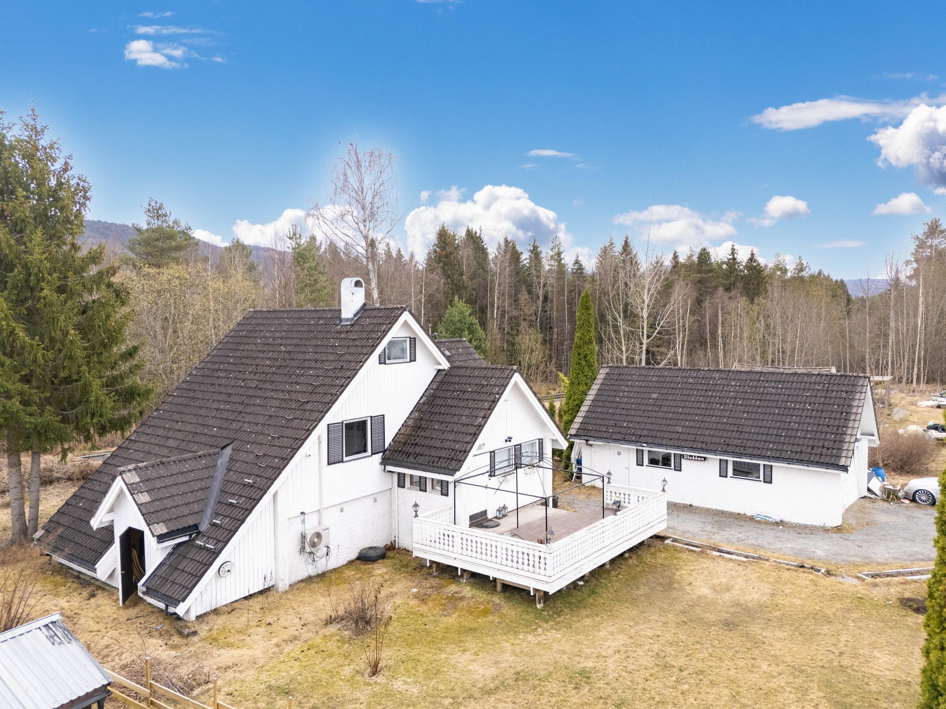 Sentrumsnær enebolig med garasje i etablert boligområde.. Bilde nummer 2 av 3