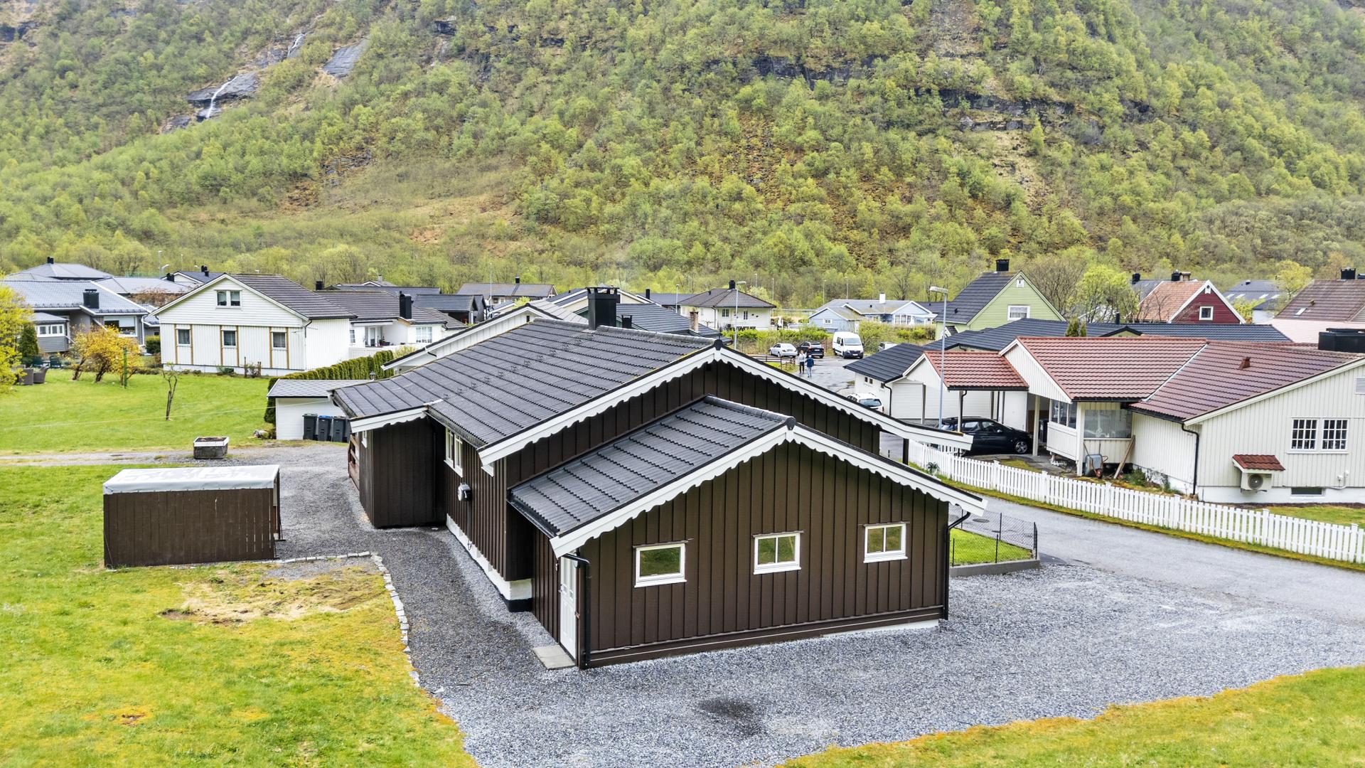 Oppgradert einebustad i etablert bustadfelt på Dale i Høyanger. Bilde nummer 2 av 3