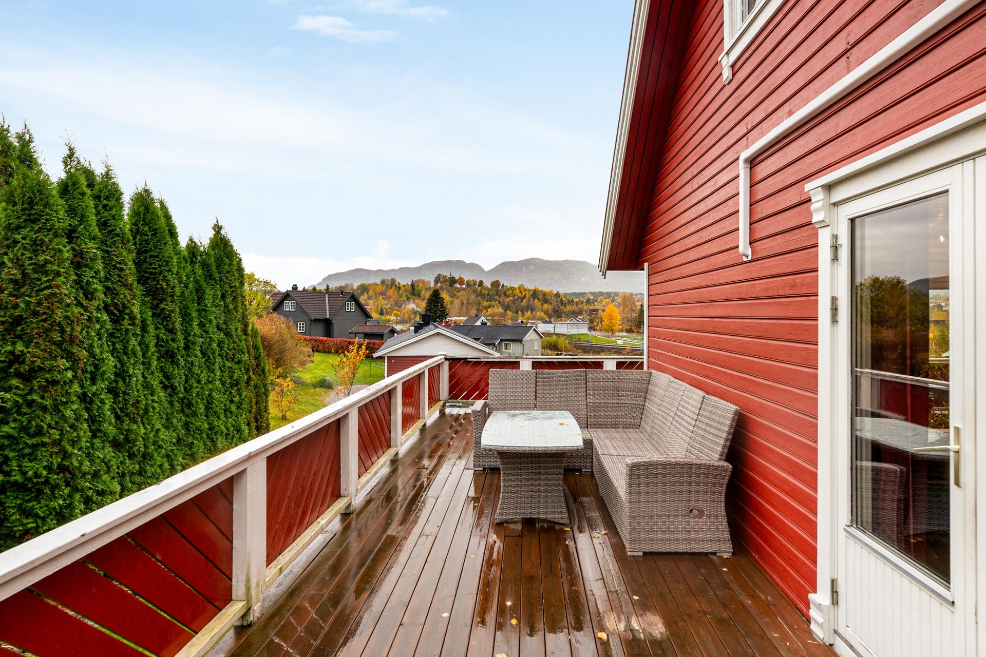 Frittliggende enebolig med romslig veranda og fantastisk utsikt mot Lifjell!. Bilde nummer 2 av 3