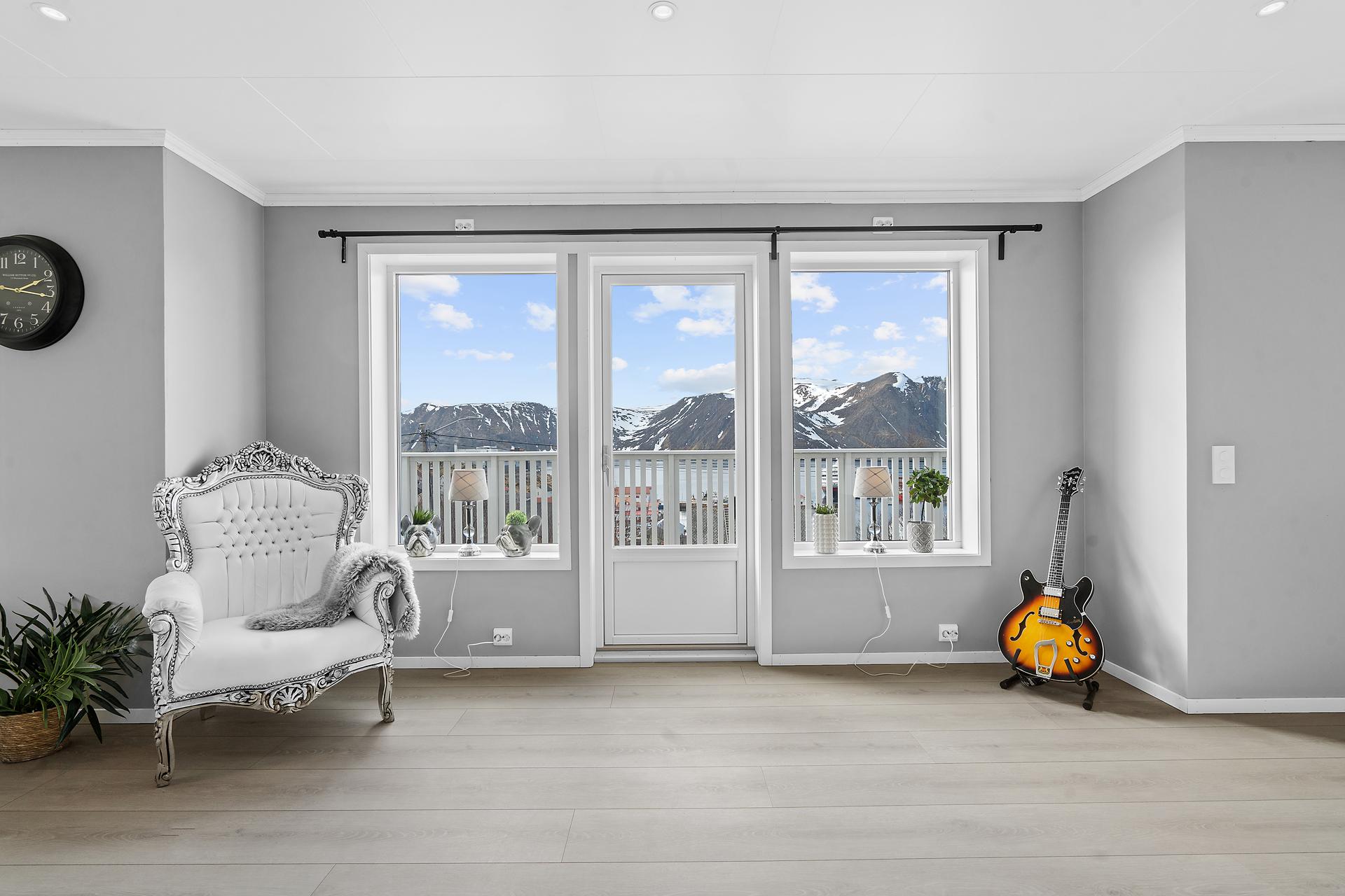 Fra stuen i andre etasje er det utgang til en støpt veranda på 34 m².. Bilde nummer 3 av 3