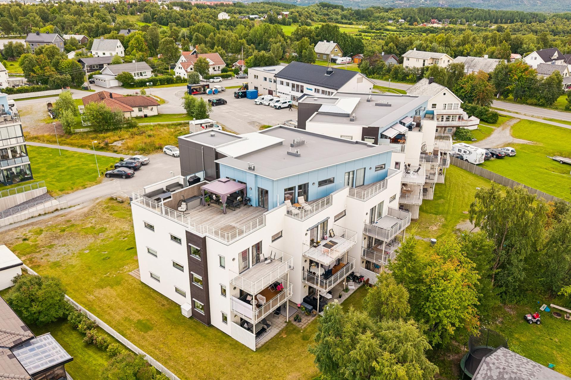 Leiligheten ligger i et etablert og barnevennlig område. Foto: Efkt. Bilde nummer 1 av 3