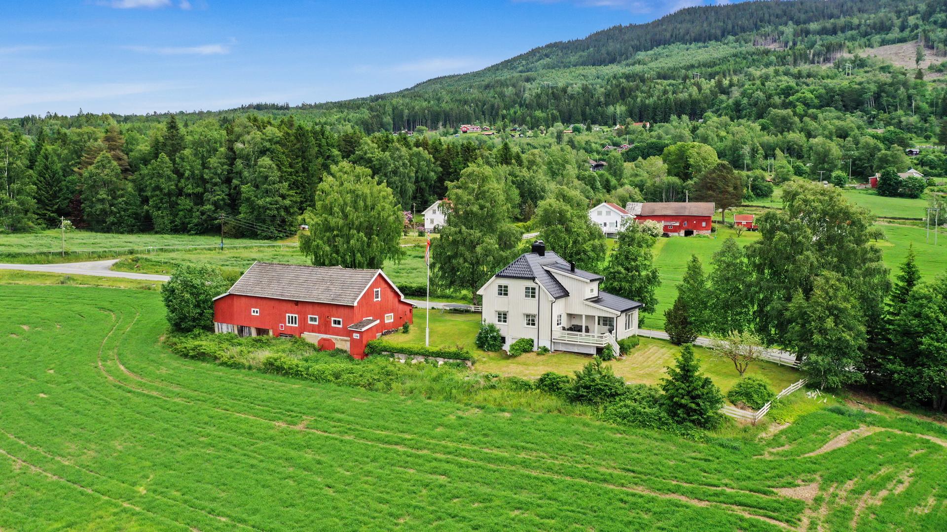 Eiendommen strekker seg over nesten 19 mål, med en stor låve og umiddelbar nærhet til skog og mark.. Bilde nummer 1 av 3
