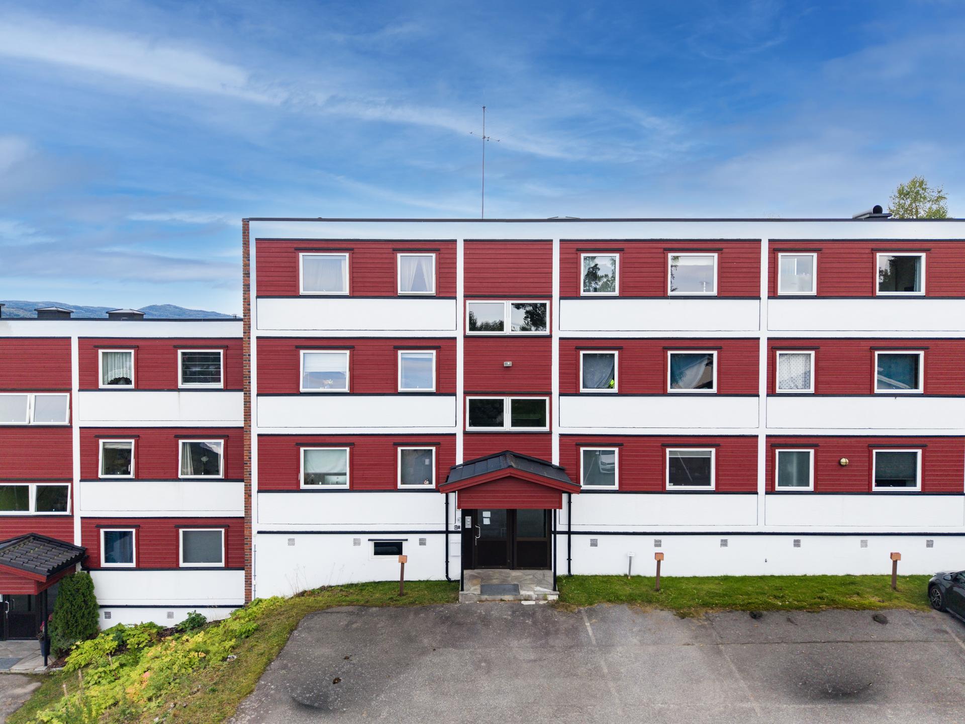 Nordre Hovdeskogen Borettslag består av 48 boenheter og har asfalterte parkeringsplasser utenfor.. Bilde nummer 3 av 3