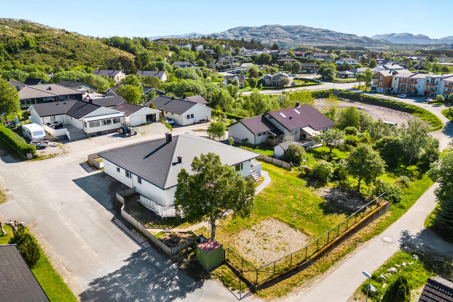 Boligen ligger sentralt og fint til, ca 1 km nord for Rørvik sentrum. Bilde nummer 3 av 3