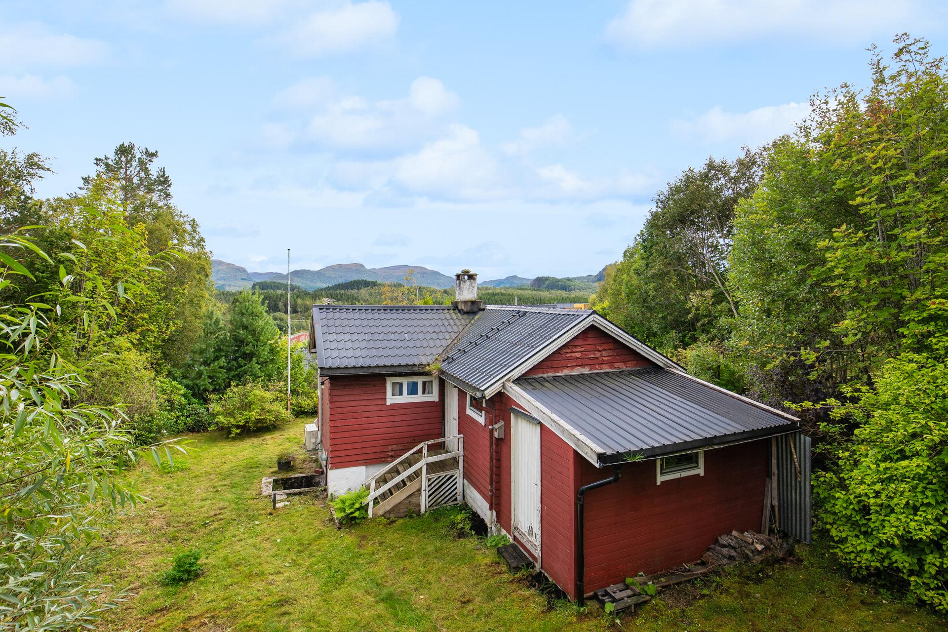 Boligen ligger på en usjenert tomt. . Bilde nummer 2 av 3
