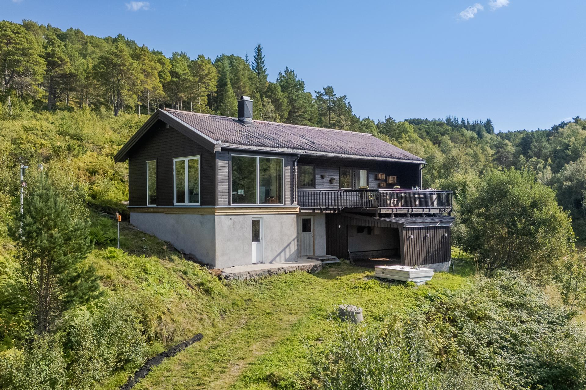 Et renoveringsobjekt i vakre omgivelser, bad fra 2010, Solrik terrasse på 25 m², Garasje og 3 soverom . Bilde nummer 2 av 3