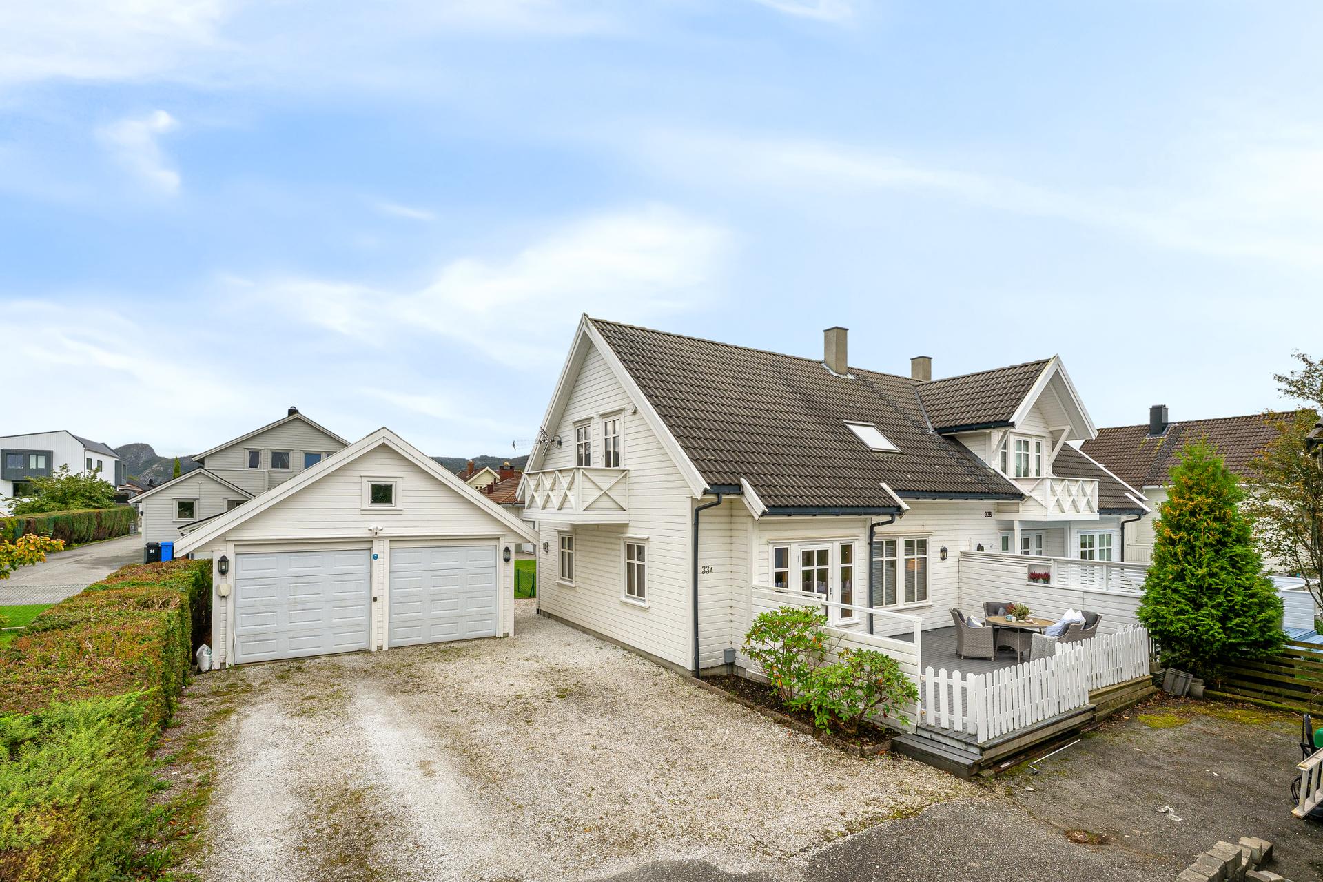 Eiendomsmegler 1 v/Oline Normann presenterer: Flott familiebolig m/attraktiv og barnevennlig beliggenhet | Parkering i garasje | Tre soverom | Stor og solrik terrasse. Foto: Stian Dirdal.. Bilde nummer 1 av 3