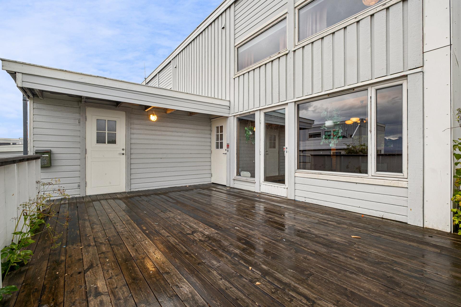 Romslig 4-roms leilighet over to plan med stor terrasse.. Bilde nummer 2 av 3
