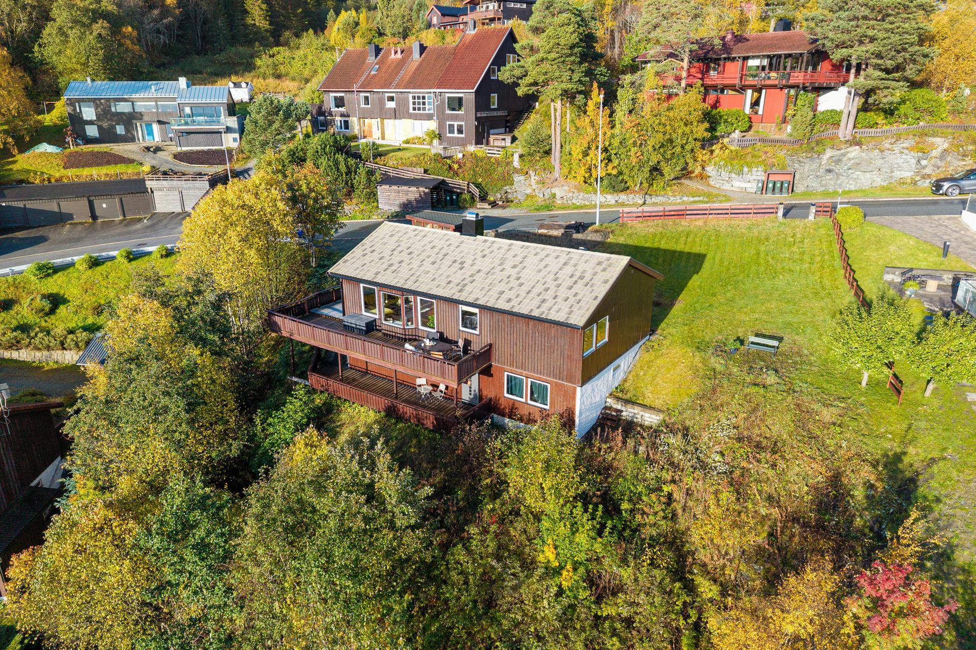 Eiendommen ligger i et rolig og etablert boligområde med romslig tomt. Beliggenhet på høydedrag gir fabelaktig utsikt!. Bilde nummer 2 av 3
