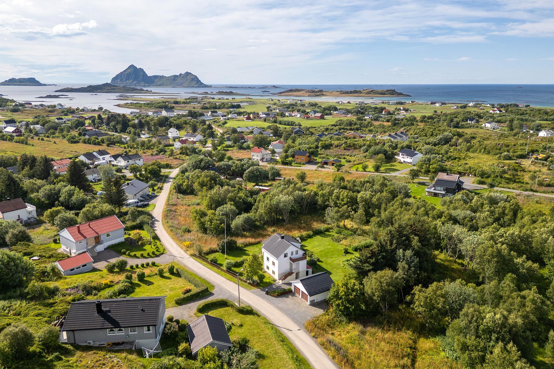 Eiendommen har en flott beliggenhet med umiddelbar nærhet til natur, turområder og andre rekreasjonsmuligheter. Her bor du fredelig, men samtidig sentralt.. Bilde nummer 2 av 3