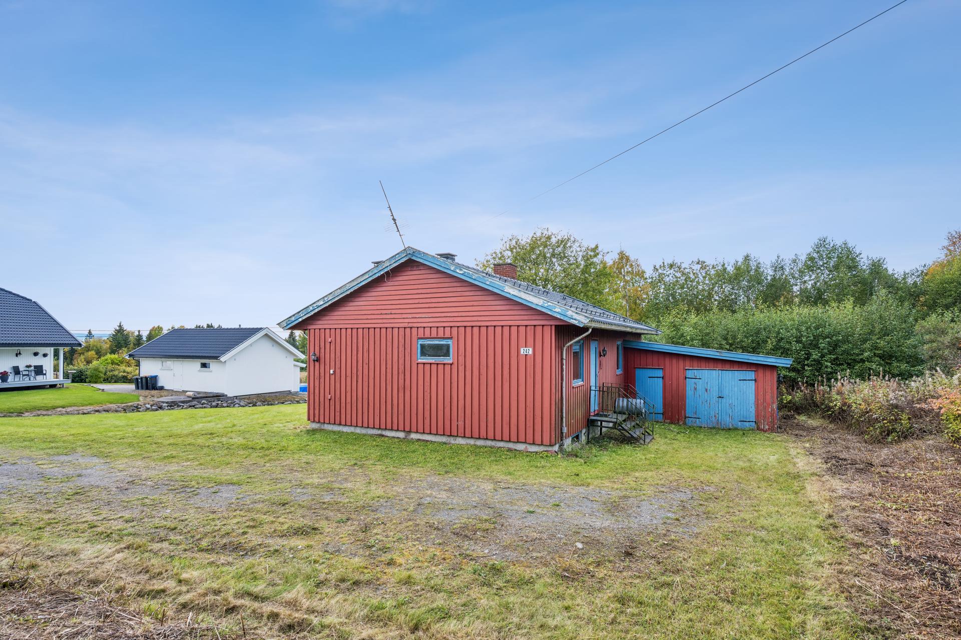 Garasje og utebod tilbygget i 1979.. Bilde nummer 3 av 3
