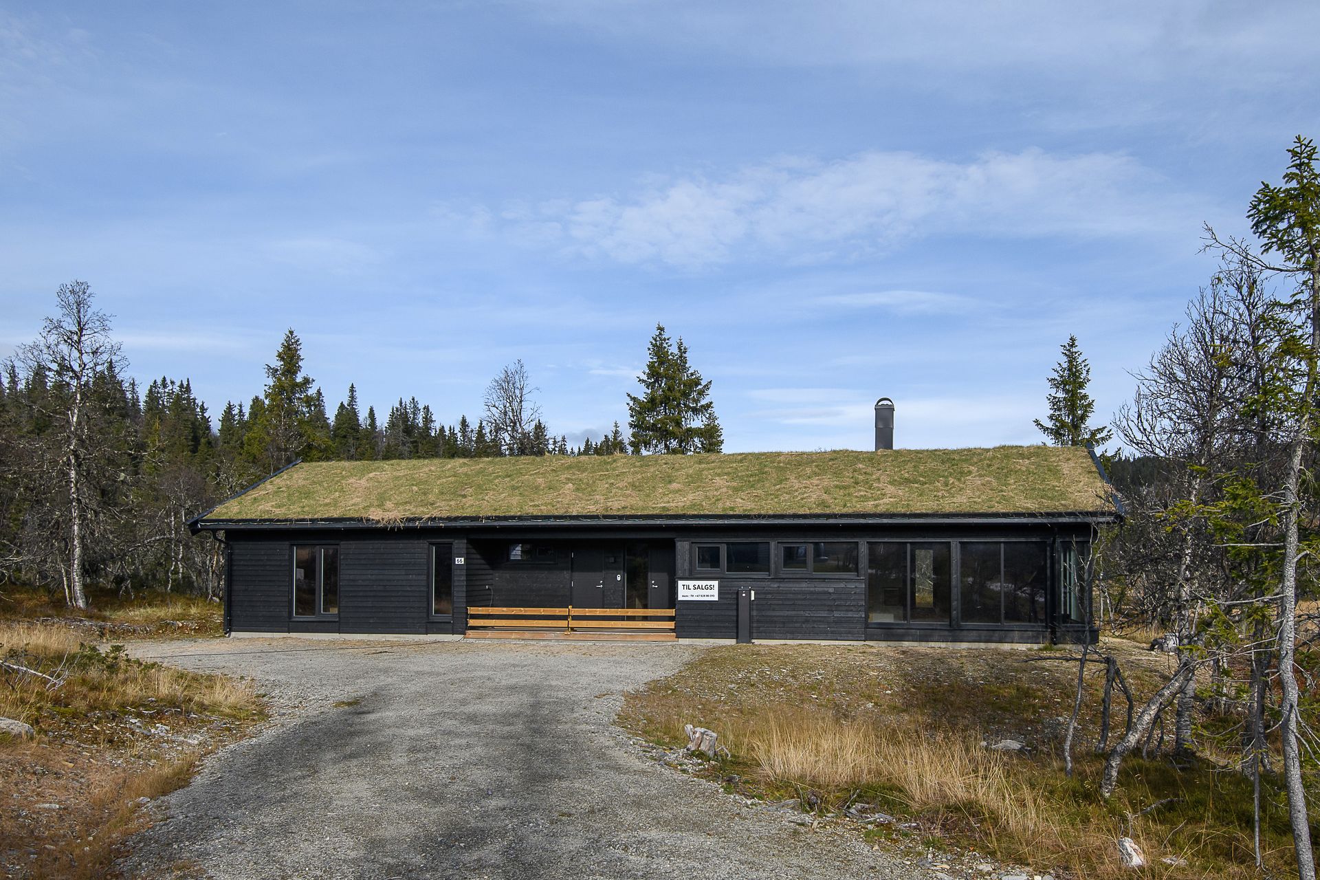 Ny og moderne hytte med torvtak. Eiendommen ligger i forholdsvis nyetablert hytteområde,  i naturskjønne omgivelser på Kvitfjells Vestside.. Bilde nummer 3 av 3