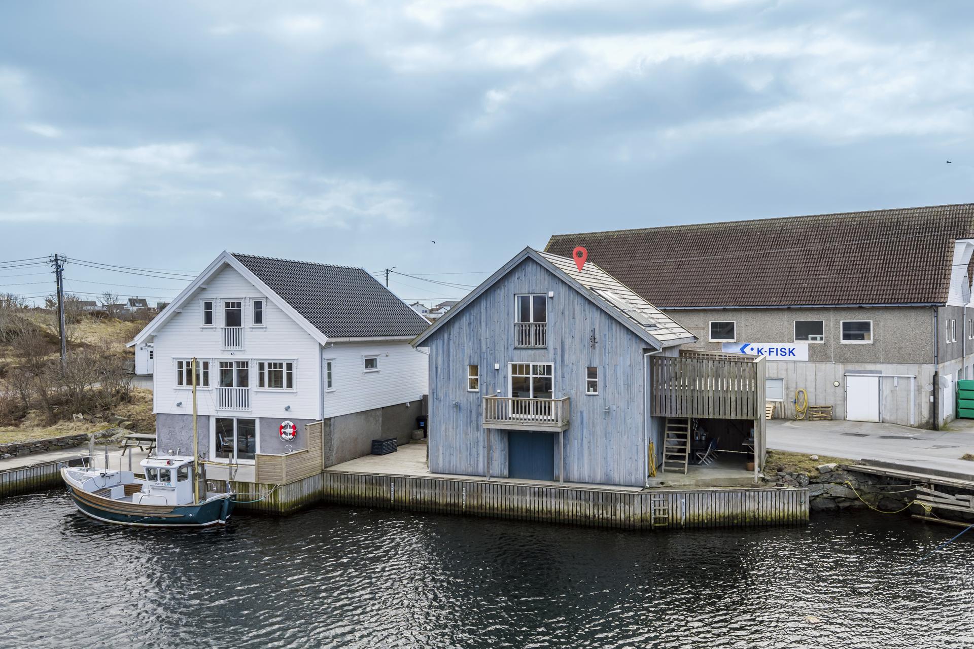 Boligen har ca. 18 meter brygge og ligger idyllisk til i Sævelandsvik. . Bilde nummer 2 av 3