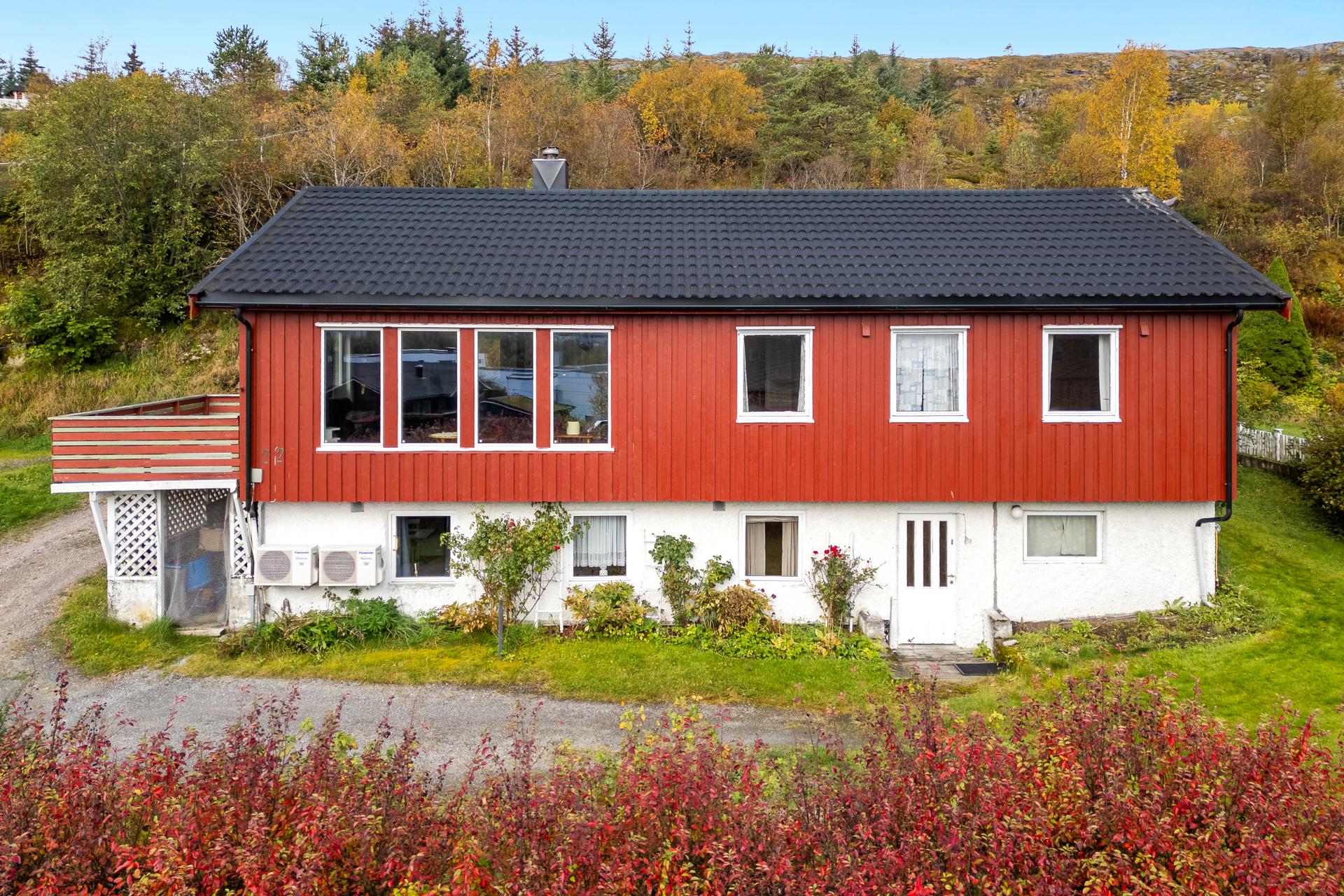 Enebolig over to plan med innredet og godkjent utleiedel i sokkeletasjen.. Bilde nummer 2 av 3