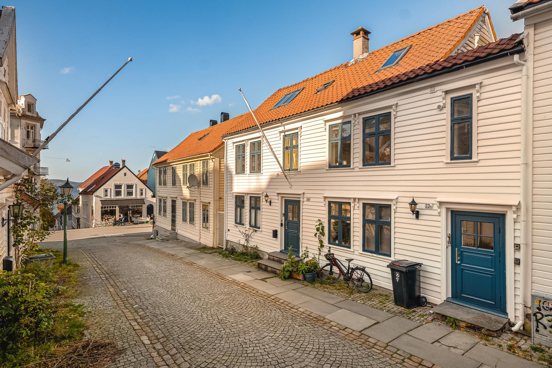 I en årrekke har Skuteviken vært et av de absolutt mest populære stedene å bosette seg i Bergen. I tillegg til å bo med majestetiske byfjell og sjø som nærmeste nabo er det kort vei til det meste.. Bilde nummer 2 av 3