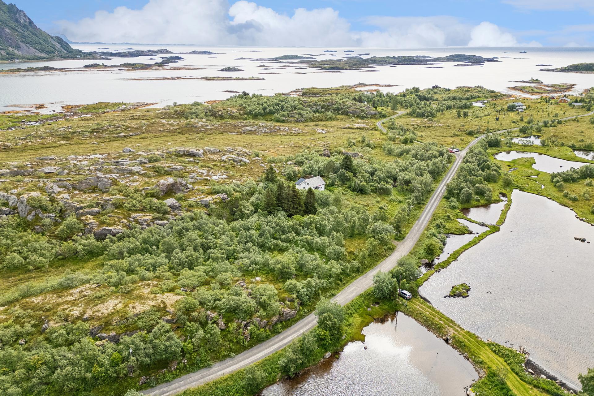 Her får du noe helt uvanlig: Svært stor eiendom i Valberg med masse boltreplass. Den ligger så fint til avskjermet fra andre, helt usjenert og med naturen som nærmeste nabo. . Bilde nummer 2 av 3
