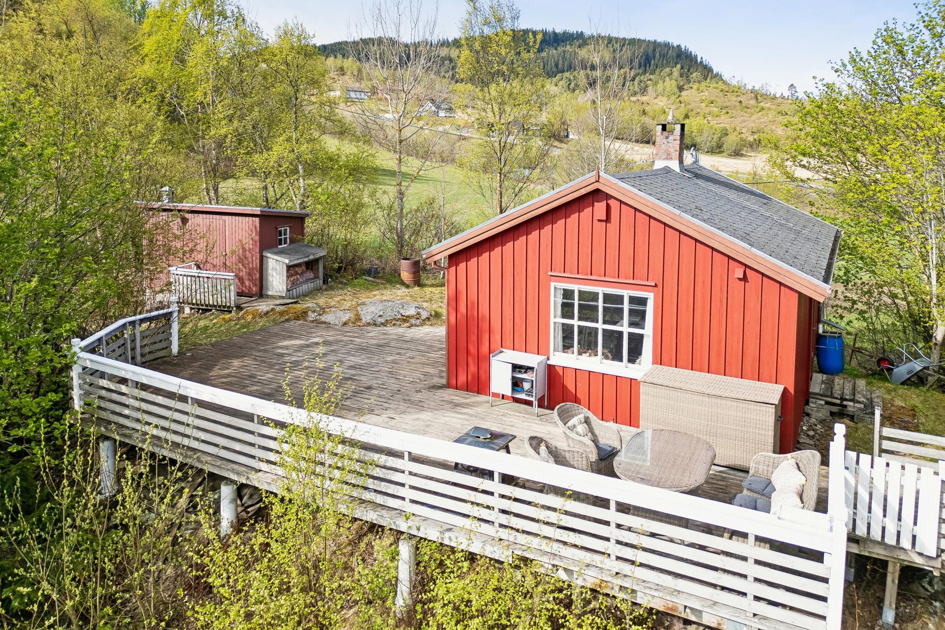 Hytta har en stor terrasse hvor du kan nyte fine sommerdager.. Bilde nummer 3 av 3