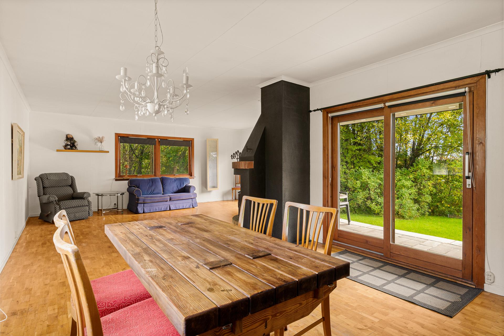 Stuen har murt åpen peis og direkte utgang til en overbygd veranda med skiferstein.. Bilde nummer 3 av 3