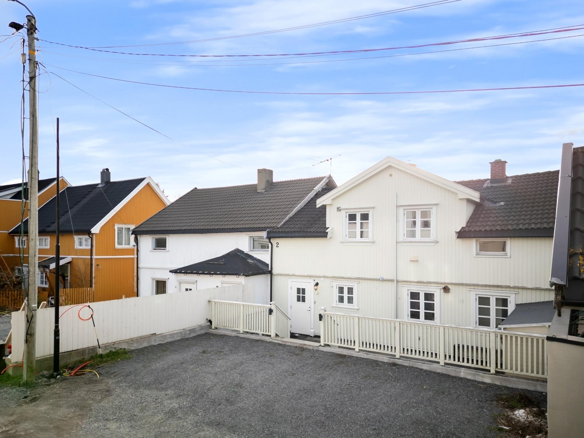 Velkommen til Smalgangen 2! En innholdsrik enebolig fra 1905 med to separate boenheter og en stor uteplass på 35 m² ved inngangspartiet.. Bilde nummer 1 av 3