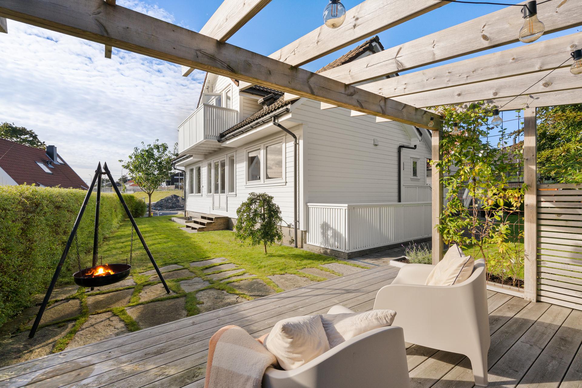 Enebolig over tre plan med opparbeidet hage, usjenert pergola og frittstående garasje.. Bilde nummer 2 av 3