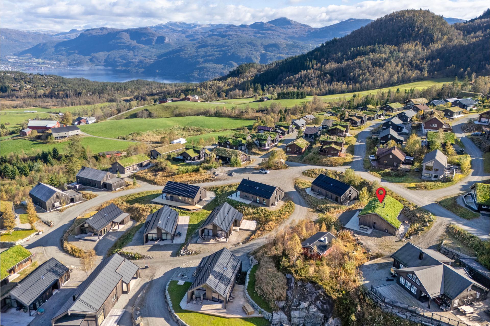 Moderne fritidsbolig fra 2021 med torvtak, omkranset av storslått natur i Svandal.. Bilde nummer 2 av 3