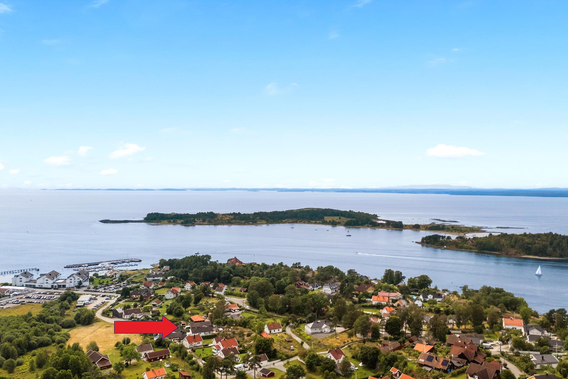 Eiendommen finner du i landlige omgivelser i Larkollen med nærhet til sjø, åkerlandskap og natur. . Bilde nummer 3 av 3