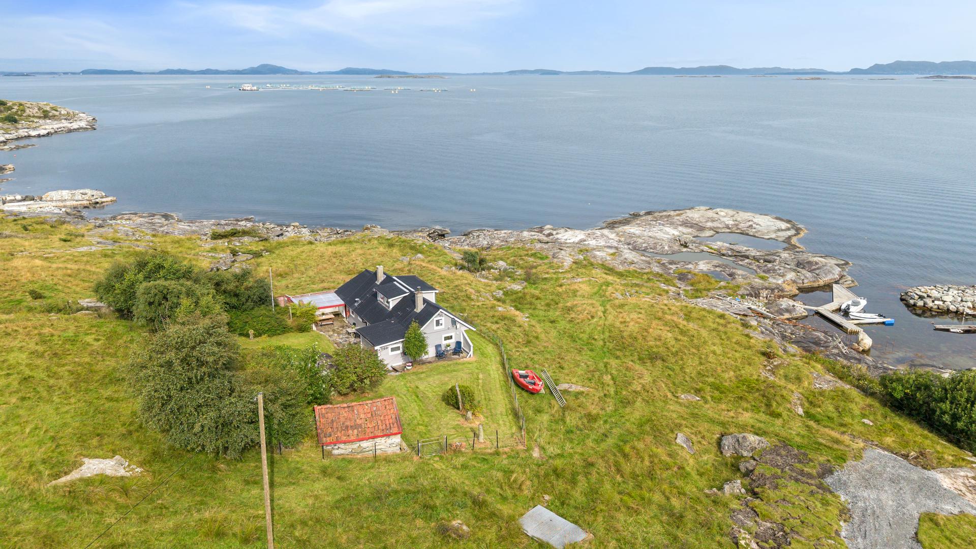 Eiendommen ligger usjenert til med vidstrakt utsikt over fjorden.. Bilde nummer 1 av 3