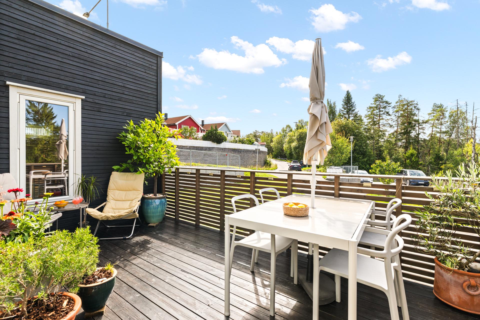 Den sydvestvendte terrassen på ca. 13 m² har god plass til utemøbler.. Bilde nummer 2 av 3