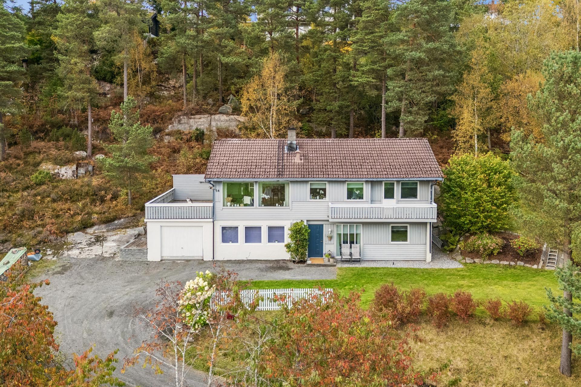 Romslig enebolig over to plan på Bolsøya. . Bilde nummer 2 av 3