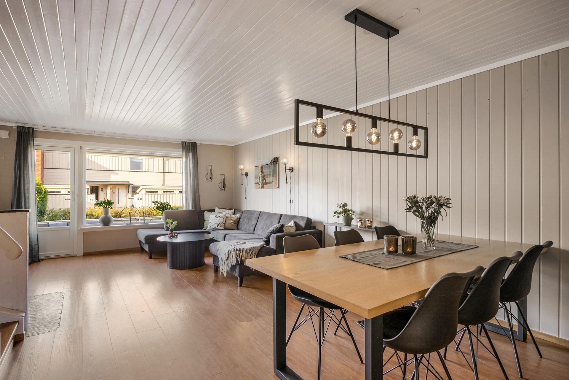 Lys og pen stue med utgang til terrasse. Bilde nummer 2 av 3