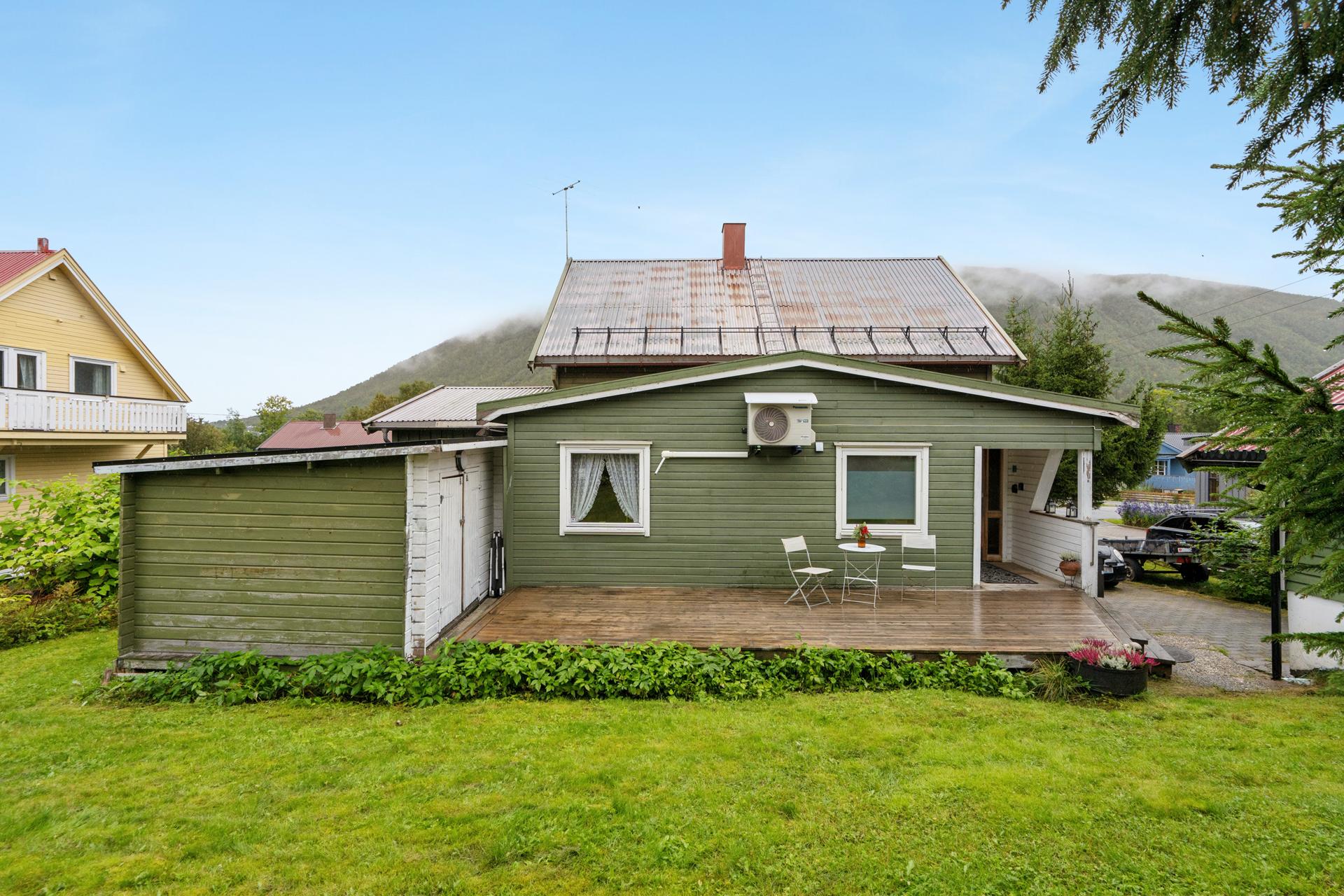 Eiendommen har en opparbeidet hage med markterrasse og gode lagringsmuligheter.. Bilde nummer 3 av 3